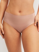 Damen-Model trägt Seamless-Midi-Slip aus Modal in Braun, Einfarbig aus Serie Natural Skin von CALIDA, Vorderansicht