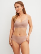 Damen-Model trägt Seamless-Midi-Slip aus Modal in Braun, Einfarbig aus Serie Natural Skin von CALIDA, Outfit
