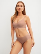 Damen-Model trägt Seamless-Midi-Slip aus Modal in Braun, Einfarbig aus Serie Natural Skin von CALIDA, Zusatzbild