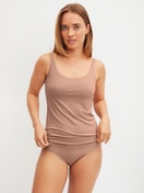 Damen-Model trägt Seamless-Midi-Slip aus Modal in Braun, Einfarbig aus Serie Natural Skin von CALIDA, Zusatzbild