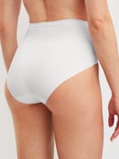 Damen-Model trägt Slip, high waist, 3er-Pack aus Polyamid in Braun, Einfarbig aus Serie Eco Sense Special von CALIDA, Zusatzbild