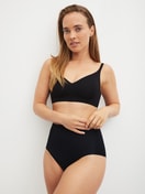 Le mannequin Femme porte le/la Slip taille haute sans couture en Modal de couleur Noir, Unicolore, de la série Natural Skin de CALIDA, Tenue