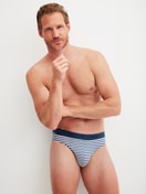 Herren-Model trägt Slip mit Softgummibund aus Baumwolle in Blau, Gestreift aus Serie Grafic Cotton von CALIDA, Outfit