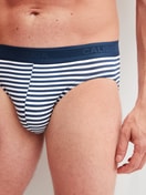 Herren-Model trägt Slip mit Softgummibund aus Baumwolle in Blau, Gestreift aus Serie Grafic Cotton von CALIDA, Detail