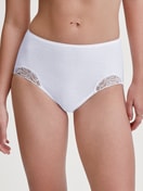 Damen-Model trägt Midi-Slip aus 100% Baumwolle in Weiß, Spitze aus Serie Cotton Desire von CALIDA, Vorderansicht