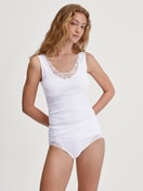Damen-Model trägt Midi-Slip aus 100% Baumwolle in Weiß, Spitze aus Serie Cotton Desire von CALIDA, Outfit