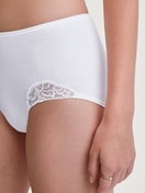 Damen-Model trägt Midi-Slip aus 100% Baumwolle in Weiß, Spitze aus Serie Cotton Desire von CALIDA, Detail