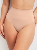 Le mannequin Femme porte le/la Culotte gainante en Polyamide de couleur Rose, Unicolore, de la série Seamless Shape de CALIDA, Vue de face