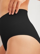 Le mannequin Femme porte le/la Culotte gainante en Polyamide de couleur Noir, Unicolore, de la série Seamless Shape de CALIDA, Détail