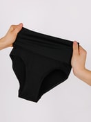 Le mannequin Femme porte le/la Culotte gainante en Polyamide de couleur Noir, Unicolore, de la série Seamless Shape de CALIDA, Image supplémentaire