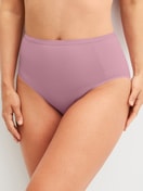Damen-Model trägt Slip, high waist aus Polyamid in Rosa, Einfarbig aus Serie Eco Sense Special von CALIDA, Vorderansicht