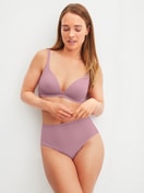 Damen-Model trägt Slip, high waist aus Polyamid in Rosa, Einfarbig aus Serie Eco Sense Special von CALIDA, Outfit