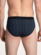 Herren-Model trägt Herren-Slip, 3er-Pack aus Baumwolle in Schwarz, Gestreift aus Serie Cotton Special von CALIDA, Rückansicht