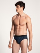 Herren-Model trägt Herren-Slip, 3er-Pack aus Baumwolle in Schwarz, Gestreift aus Serie Cotton Special von CALIDA, Outfit