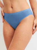 Damen-Model trägt Slip, 2er-Pack aus Baumwolle in Blau, Einfarbig aus Serie Benefit Women Spec. von CALIDA, Vorderansicht