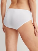 Le mannequin Femme porte le/la mini-slip en 100% coton de couleur Blanc, Dentelle, de la série Cotton Desire de CALIDA, Vue arrière