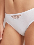 Le mannequin Femme porte le/la mini-slip en 100% coton de couleur Blanc, Dentelle, de la série Cotton Desire de CALIDA, Détail