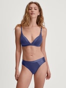 Damen-Model trägt Slip aus Baumwolle in Blau, Einfarbig aus Serie Cate von CALIDA, Outfit
