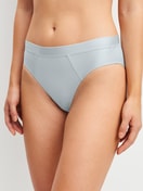 Damen-Model trägt Slip aus Baumwolle in Blau, Einfarbig aus Serie Cate von CALIDA, Vorderansicht