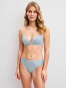 Damen-Model trägt Slip aus Baumwolle in Blau, Einfarbig aus Serie Cate von CALIDA, Outfit