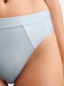 Damen-Model trägt Slip aus Baumwolle in Blau, Einfarbig aus Serie Cate von CALIDA, Detail