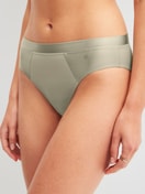 Damen-Model trägt Slip aus Baumwolle in Grün, Einfarbig aus Serie Cate von CALIDA, Vorderansicht