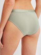 Damen-Model trägt Slip aus Baumwolle in Grün, Einfarbig aus Serie Cate von CALIDA, Rückansicht