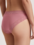 La modella / Il modello Donna indossa Slip in Cotone di colore Rosa, Pizzo, della serie Nat. Comfort Xtra di CALIDA, Vista posteriore