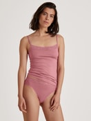 La modella / Il modello Donna indossa Slip in Cotone di colore Rosa, Pizzo, della serie Nat. Comfort Xtra di CALIDA, Abbigliamento