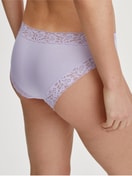Damen-Model trägt Slip, regular cut aus Baumwolle in Violett, Spitze aus Serie Natural Comfort Lace von CALIDA, Vorderansicht
