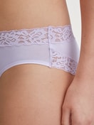 Damen-Model trägt Slip, regular cut aus Baumwolle in Violett, Spitze aus Serie Natural Comfort Lace von CALIDA, Detail
