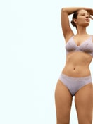 Damen-Model trägt Slip, regular cut aus Baumwolle in Violett, Spitze aus Serie Natural Comfort Lace von CALIDA, Zusatzbild