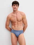Herren-Model trägt Slip aus Pima® Baumwolle in Blau, Gestreift aus Serie Grafic Cotton von CALIDA, Outfit