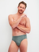 La modella / Il modello Uomo indossa Slip in Cotone di colore Verde, Modello, della serie Grafic Cotton di CALIDA, Abbigliamento