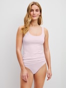 Damen-Model trägt Slip, regular cut aus Baumwolle in Rosa, Einfarbig aus Serie Essential Cotton von CALIDA, Outfit