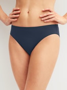 Damen-Model trägt Slip, regular cut aus Baumwolle in Blau, Einfarbig aus Serie Essential Cotton Spe von CALIDA, Vorderansicht