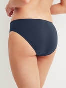 Damen-Model trägt Slip, regular cut aus Baumwolle in Blau, Einfarbig aus Serie Essential Cotton Spe von CALIDA, Rückansicht