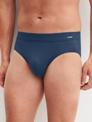 Le mannequin Homme porte le/la Slip en Modal de couleur Bleu, Unicolore, de la série Balanced Day de CALIDA, Vue de face