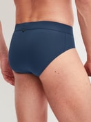 Le mannequin Homme porte le/la Slip en Modal de couleur Bleu, Unicolore, de la série Balanced Day de CALIDA, Vue arrière