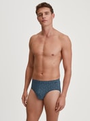 Herren-Model trägt Slip aus TENCEL™ in Blau, Gemustert aus Serie Focus Trend von CALIDA, Outfit