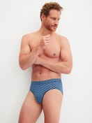 Herren-Model trägt Slip aus Lyocell in Blau, Gemustert aus Serie Focus Trend von CALIDA, Outfit