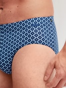 Herren-Model trägt Slip aus Lyocell in Blau, Gemustert aus Serie Focus Trend von CALIDA, Detail