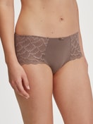 Damen-Model trägt Panty, low cut aus Modal in Braun, Spitze aus Serie Modal Sense von CALIDA, Vorderansicht