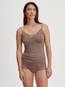 Damen-Model trägt Panty, low cut aus Modal in Braun, Spitze aus Serie Modal Sense von CALIDA, Outfit