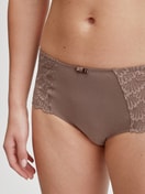 Damen-Model trägt Panty, low cut aus Modal in Braun, Spitze aus Serie Modal Sense von CALIDA, Detail