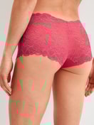 La modella / Il modello Donna indossa Slip a vita alta in Modal di colore Rosa, Pizzo, della serie Modal Love di CALIDA, Vista posteriore