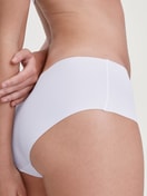 La modella / Il modello Donna indossa Slip a vita bassa invisibile Clean-Cut in Poliammide di colore Bianco, Tinta unita, della serie Sleek Skin di CALIDA, Dettaglio