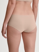 Damen-Model trägt Nahtlose Hipster-Panty Clean-Cut aus Polyamid in Rosa, Einfarbig aus Serie Sleek Skin von CALIDA, Rückansicht