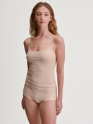 Damen-Model trägt Nahtlose Hipster-Panty Clean-Cut aus Polyamid in Rosa, Einfarbig aus Serie Sleek Skin von CALIDA, Outfit