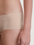 Damen-Model trägt Nahtlose Hipster-Panty Clean-Cut aus Polyamid in Rosa, Einfarbig aus Serie Sleek Skin von CALIDA, Detail